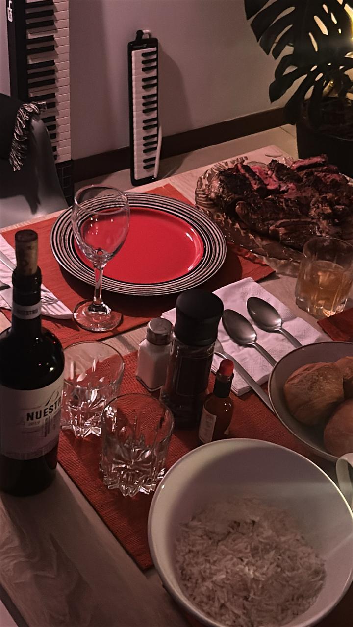Amores y amigos: cómo crear una noche sencilla y especial en casa